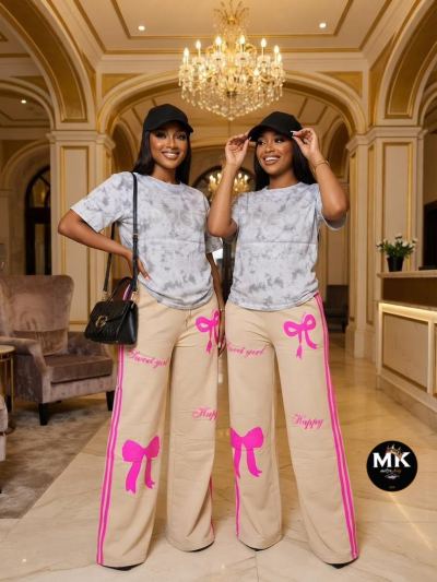 Deux modèles portant un t-shirt gris marbré et un pantalon beige à nœuds roses