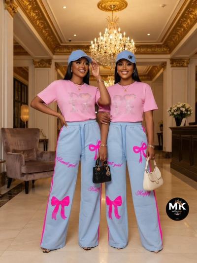 Deux modèles portant un t-shirt rose et un pantalon bleu ciel à nœuds roses