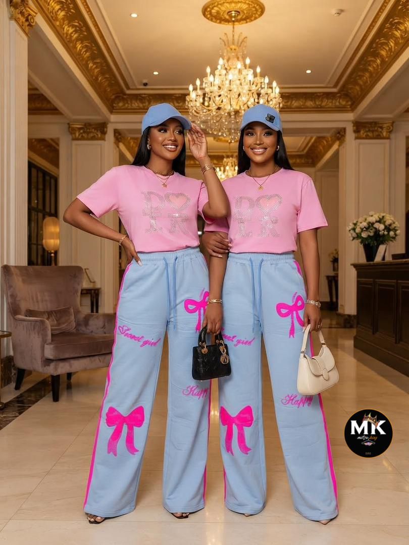 Ensemble t-shirt rose et pantalon bleu ciel à nœuds roses