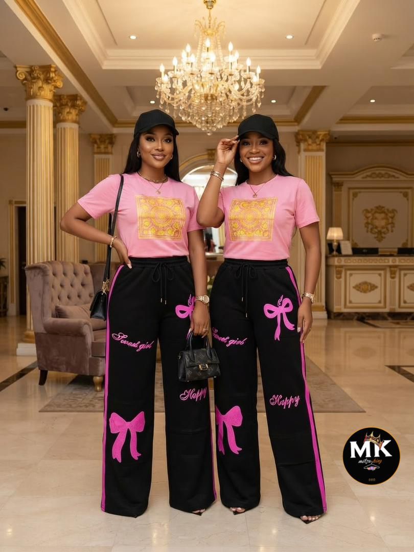 Ensemble t-shirt rose et pantalon noir à nœuds roses